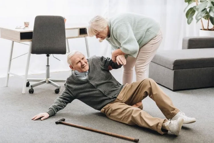 .基于YOLOv8深度学习的智慧健康室内老人跌倒监测系统(PyQt5界面+数据集+训练代码)